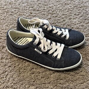 Taos Footwear women’s  Dark Gray Sneakers with White Accents size 8.5